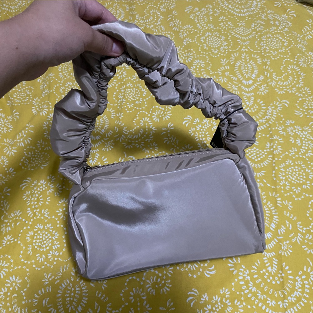NWT - Nylon Ruffle bag - Picture 2 of 4